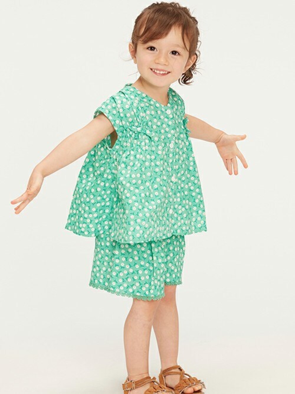 「セットアップ、花柄、子供服、セットアップスタイル、女の子コーデ、セットアップ風、ムージョンジョン、お花柄、moujonjon、セットアップコーデ」｜「Moujonjonのブロード小花柄ブラウス（シャツ/ブラウス、グリーン系）」を使った、こどもの森e-shopさん（キッズ・90cm）の春コーディネートの1枚目の写真