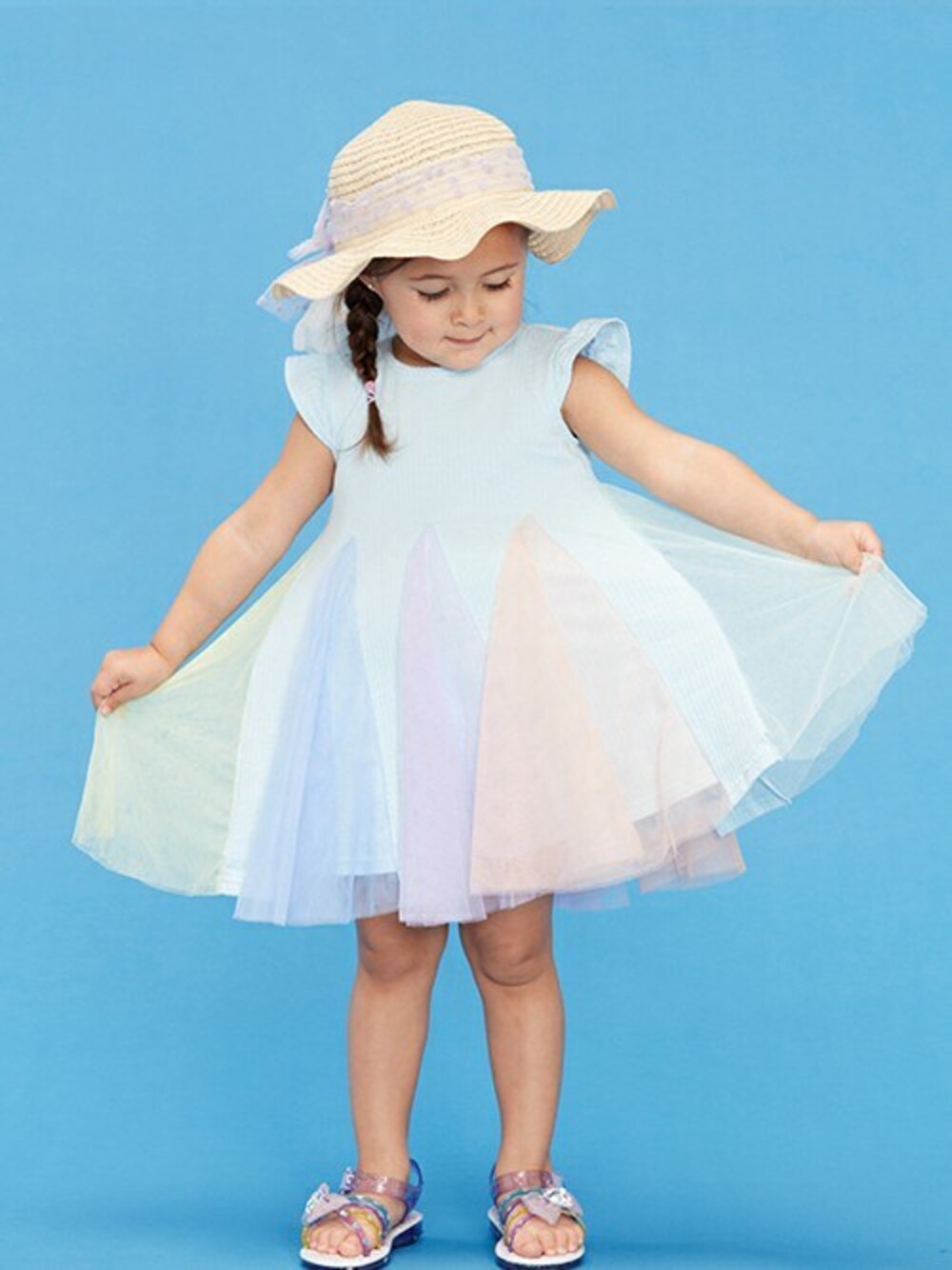 「ワンピース、チュールスカート、子供服、ワンピーススタイル、レインボー、子ども服、ムージョンジョン、チュールワンピ、moujonjon、ワンピースコーデ」｜「Moujonjonのレインボーチュールワンピース（ワンピース、ブルー系）」を使った、こどもの森e-shopさん（キッズ・90cm）の春コーディネートの1枚目の写真