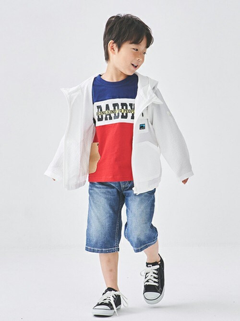 「パーカー、Tシャツ、子供服、男の子コーデ、パーカーコーデ、子ども服、パーカースタイル、Tシャツコーデ、daddy oh daddy、ダディオダディ」｜「Daddy Oh Daddyのシアサッカー袖ロールアップパーカー（パーカー、ホワイト系）」を使った、こどもの森e-shopさん（キッズ・110cm）の春コーディネートの1枚目の写真
