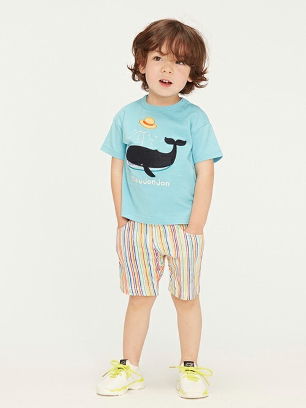 「Tシャツ、ハーフパンツ、半袖Ｔシャツ、くじら、レインボー、レインボーカラー、Tシャツコーデ、ムージョンジョン、クジラ柄、moujonjon」｜「Moujonjonのクジラアップリケ半袖Ｔシャツ（Tシャツ/カットソー、ブルー系）」を使った、こどもの森e-shopさん（キッズ・90cm）の春コーディネートの1枚目の写真