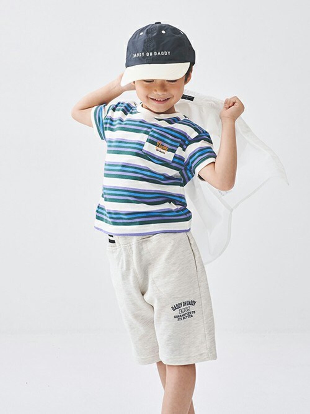 「ボーダー、Tシャツ、子供服、キッズコーデ、ボーダートップス、半袖Ｔシャツ、夏服、ボーダーTシャツ、半袖シャツ、キッズファッション」｜「Daddy Oh Daddyのロゴ刺繍ナイロンバイカラーキャップ（キャップ、ブルー系）」を使った、こどもの森e-shopさん（キッズ・110cm）の春コーディネートの1枚目の写真