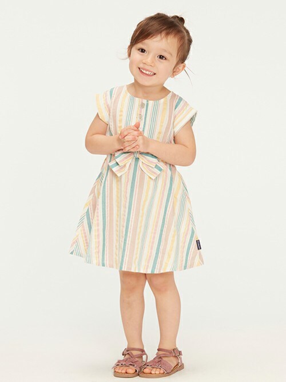 「ワンピース、子供服、キッズコーデ、ストライプワンピース、ワンピーススタイル、おんなのこ、キッズファッション、半袖ワンピース、ワンピースコーデ、キッズワンピース」｜「Moujonjonのサッカーストライプワンピース（ワンピース、グリーン系）」を使った、こどもの森e-shopさん（キッズ・90cm）の夏コーディネートの1枚目の写真