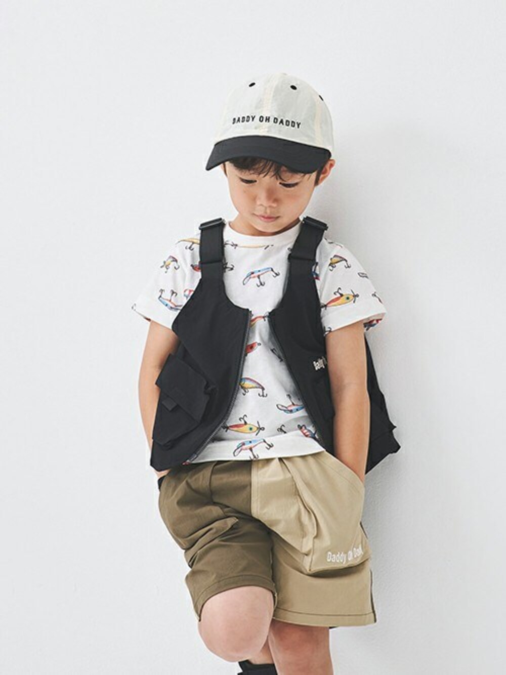 「Tシャツ、ハーフパンツ、半袖シャツ、釣りスタイル、キャップコーデ、釣りコーデ、ルアー柄、ハーフパンツコーデ、ベストコーデ、釣りベスト」｜「Daddy Oh Daddyのロゴ刺繍ナイロンバイカラーキャップ（キャップ、ホワイト系）」を使った、こどもの森e-shopさん（キッズ・110cm）の夏コーディネートの1枚目の写真