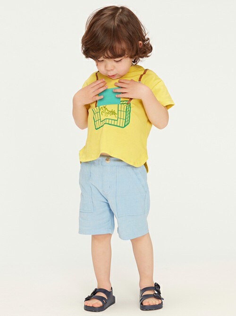 「Tシャツ、ハーフパンツ、半ズボン、虫、半袖Ｔシャツ、半袖シャツ、半袖、Tシャツコーデ、ハーフパンツコーデ、半ズボンコーデ」｜「Moujonjonの虫かごプリント昆虫刺繍半袖Ｔシャツ（Tシャツ/カットソー、イエロー系）」を使った、こどもの森e-shopさん（キッズ・90cm）の夏コーディネートの1枚目の写真