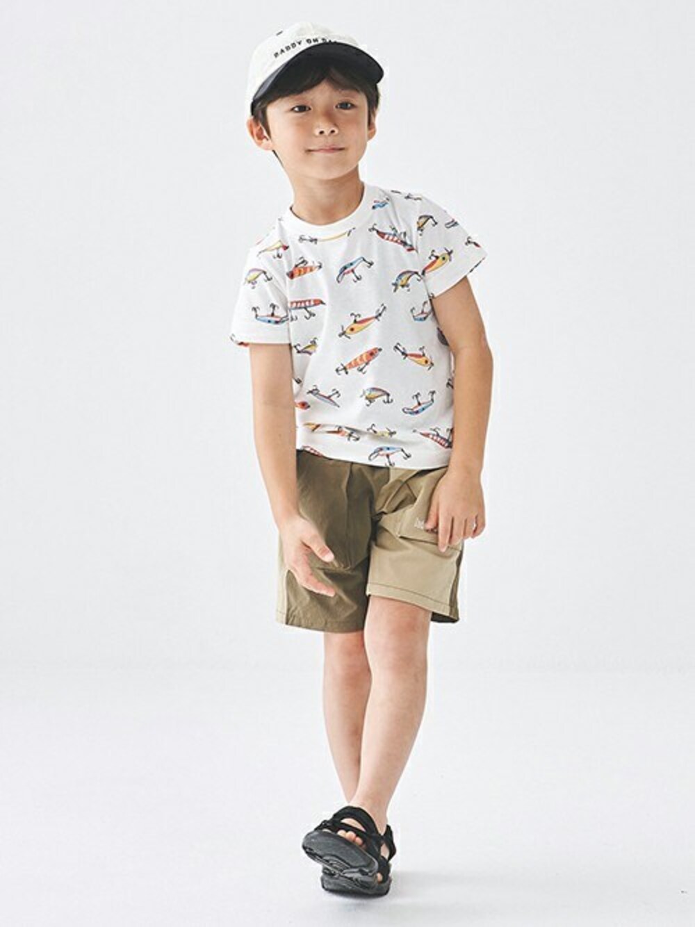 「ハーフパンツ、釣り、半ズボン、半袖Ｔシャツ、半袖シャツ、さかな柄、釣りスタイル、釣りコーデ、ルアー柄、半ズボンコーデ」｜「Daddy Oh Daddyのロゴ刺繍ナイロンバイカラーキャップ（キャップ、ホワイト系）」を使った、こどもの森e-shopさん（キッズ・110cm）の夏コーディネートの1枚目の写真