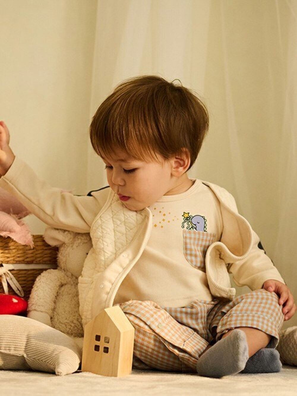「ベスト、ロンパース、キルト、男の子コーデ、ベビーコーデ、ベストスタイル、キルトベスト、ベストコーデ、ロンパースコーデ、男の子ベビー」｜「kids zooのニットキルトベスト（ベスト、ベージュ系）」を使った、こどもの森e-shopさん（キッズ・80cm）の夏コーディネートの1枚目の写真