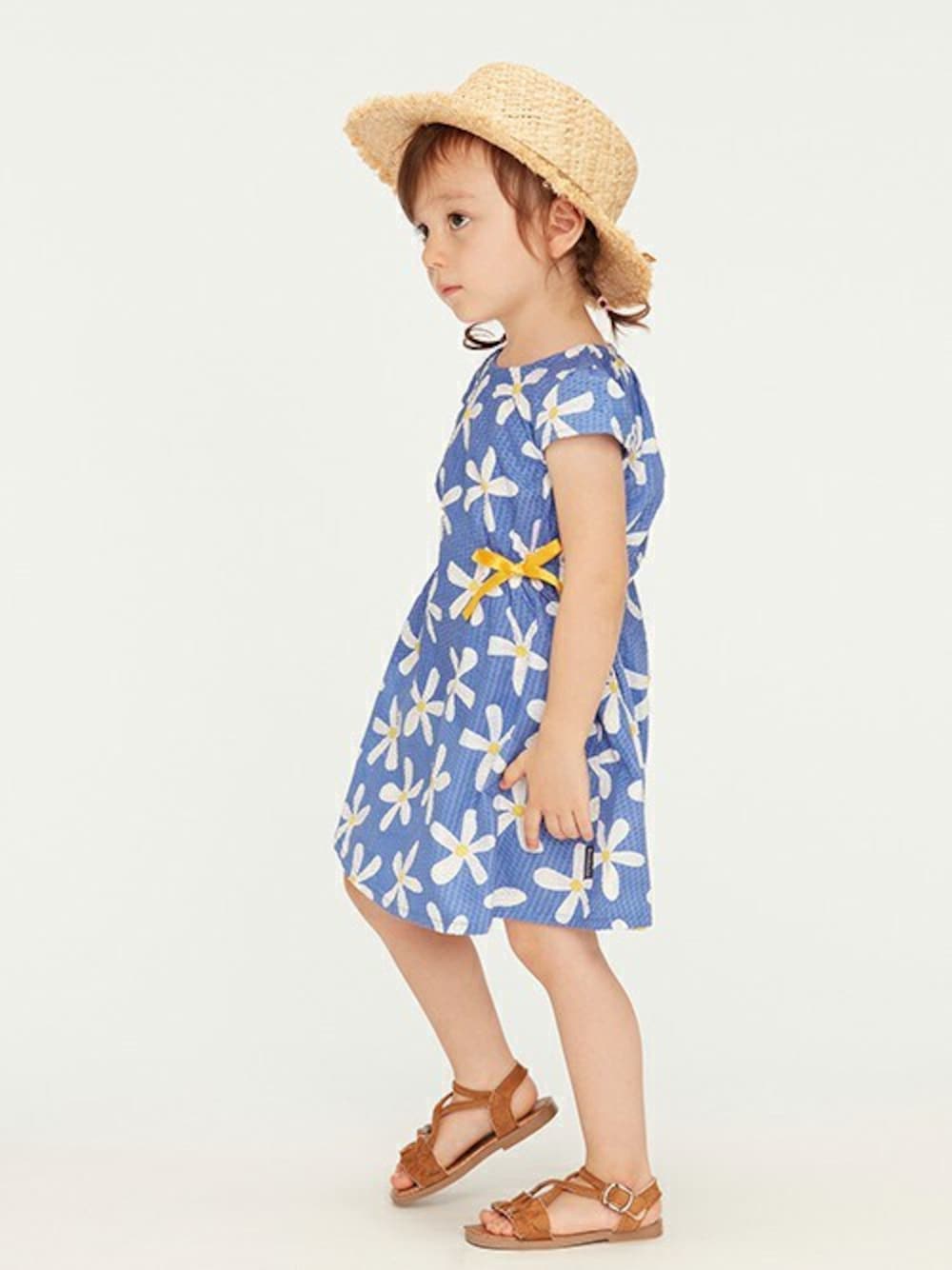 「ワンピース、花柄、花柄ワンピース、女の子、夏コーデ、ワンピーススタイル、女の子コーデ、お出掛けコーデ、ワンピースコーデ、女の子ファッション」｜「Moujonjonのリボン付きお花柄ワンピース（ワンピース、ブルー系）」を使った、こどもの森e-shopさん（キッズ・90cm）の夏コーディネートの1枚目の写真