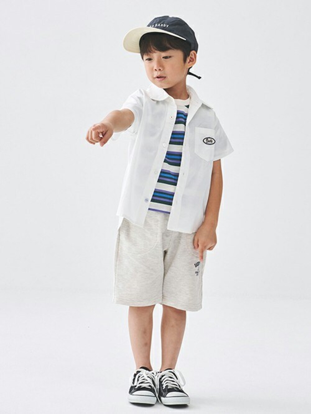 「ボーダー、キャップ、ストライプ、ボーダートップス、夏服、ボーダーTシャツ、男の子コーデ、キャップコーデ、男の子ファッション、夏服コーデ」｜「Daddy Oh Daddyのロゴ刺繍ナイロンバイカラーキャップ（キャップ、ブルー系）」を使った、こどもの森e-shopさん（キッズ・110cm）の夏コーディネートの1枚目の写真