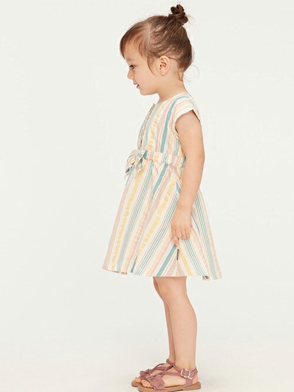 「ワンピース、夏、ストライプ、ストライプワンピース、夏コーデ、ワンピーススタイル、夏服、女の子コーデ、ワンピースコーデ、夏服コーデ」｜「Moujonjonのサッカーストライプワンピース（ワンピース、グリーン系）」を使った、こどもの森e-shopさん（キッズ・90cm）の秋コーディネートの1枚目の写真