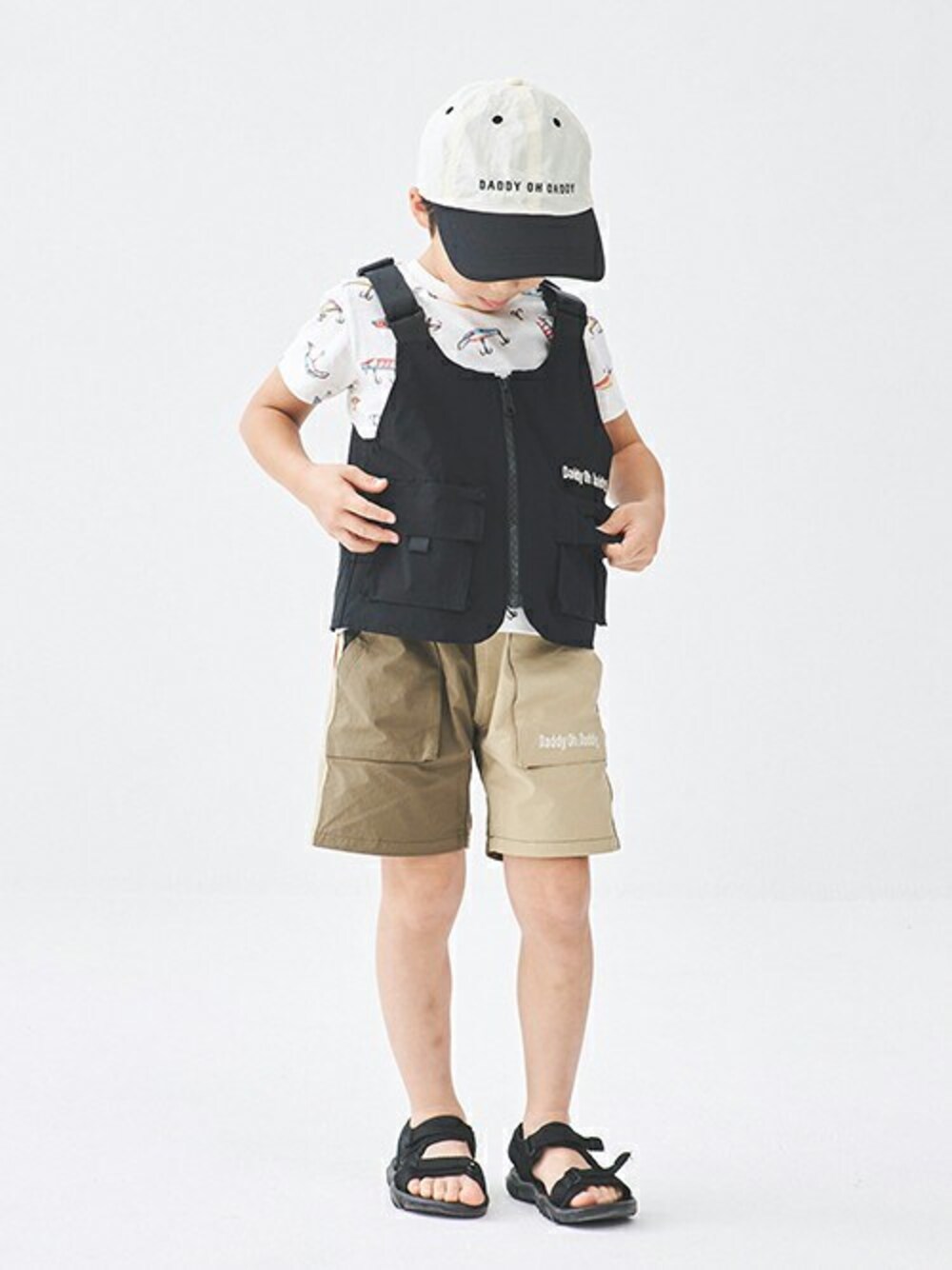 「Tシャツ、ベスト、ハーフパンツ、半袖シャツ、Tシャツコーデ、釣りスタイル、ハーフパンツコーデ、ベストコーデ、男の子ファッション、釣りベスト」｜「Daddy Oh Daddyのロゴ刺繍ナイロンバイカラーキャップ（キャップ、ホワイト系）」を使った、こどもの森e-shopさん（キッズ・110cm）の秋コーディネートの1枚目の写真
