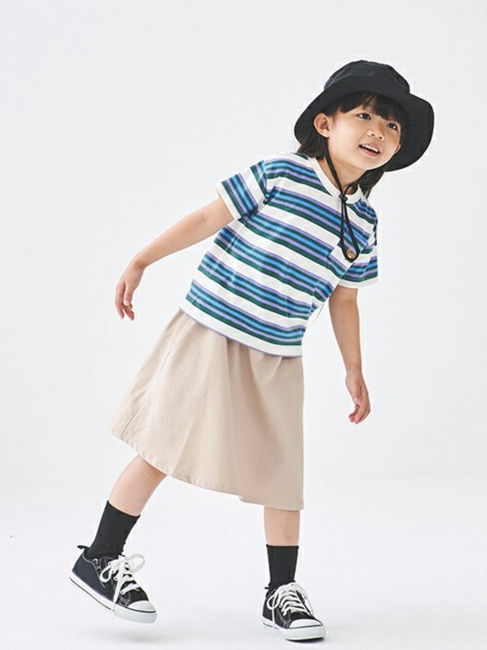 「ボーダー、ストライプ、ストライプシャツ、ボーダートップス、通学、マリンコーデ、ボーダーTシャツ、女の子コーデ、通学コーデ、女の子ファッション」｜「Daddy Oh Daddyのロゴ刺繍ナイロンフェスハット・帽子（ハット、ブラック系）」を使った、こどもの森e-shopさん（キッズ・110cm）の秋コーディネートの1枚目の写真