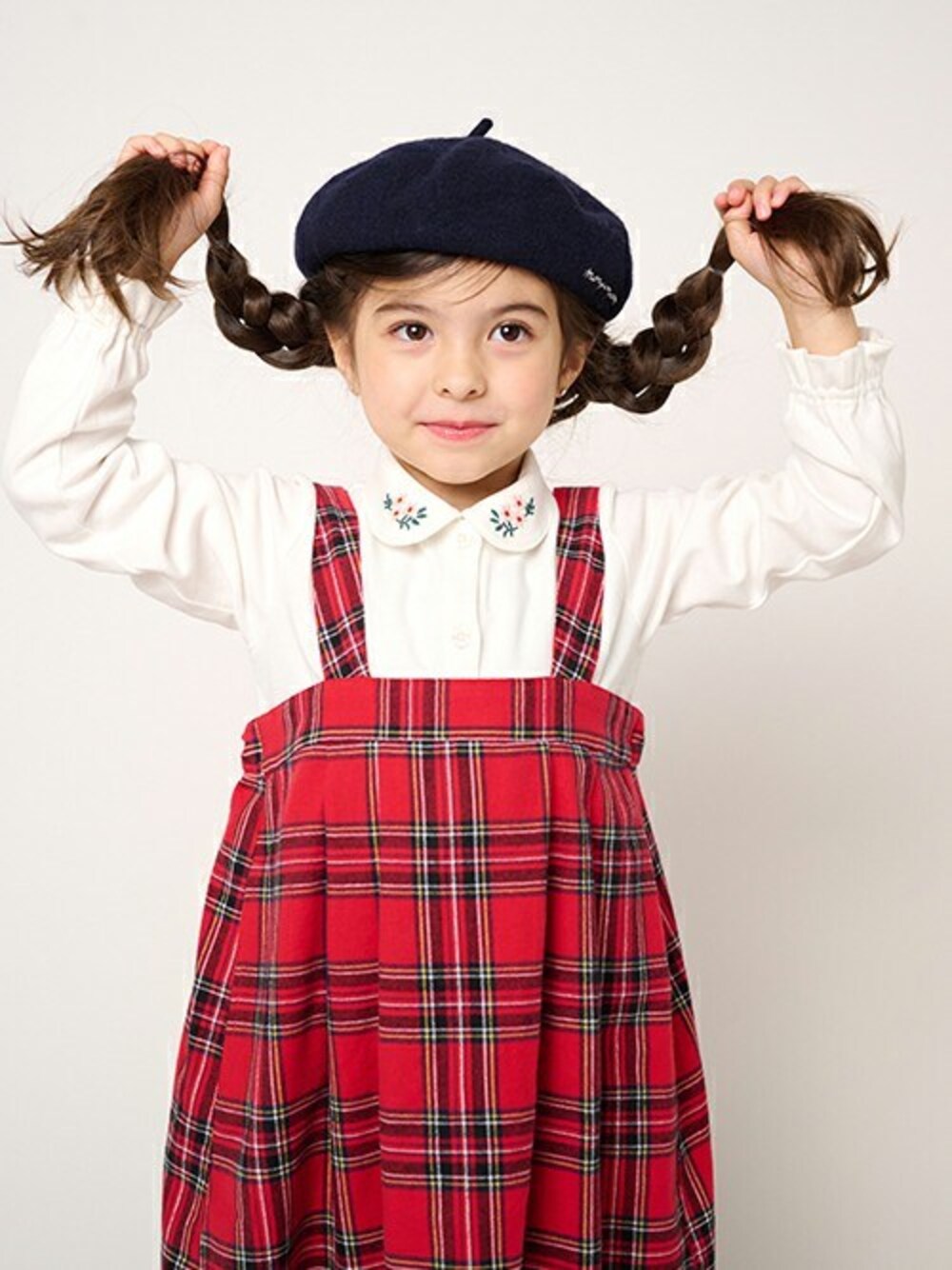 「チェック、ジャンスカ、ジャンパースカート、チェックワンピース、秋服、女の子、女の子コーデ、秋コーデ、秋冬コーデ、ジャンスカコーデ」｜「Moujonjonの衿お花刺繍・衿レース白長袖ブラウス（シャツ/ブラウス、その他）」を使った、こどもの森e-shopさん（キッズ・110cm）の秋コーディネートの1枚目の写真