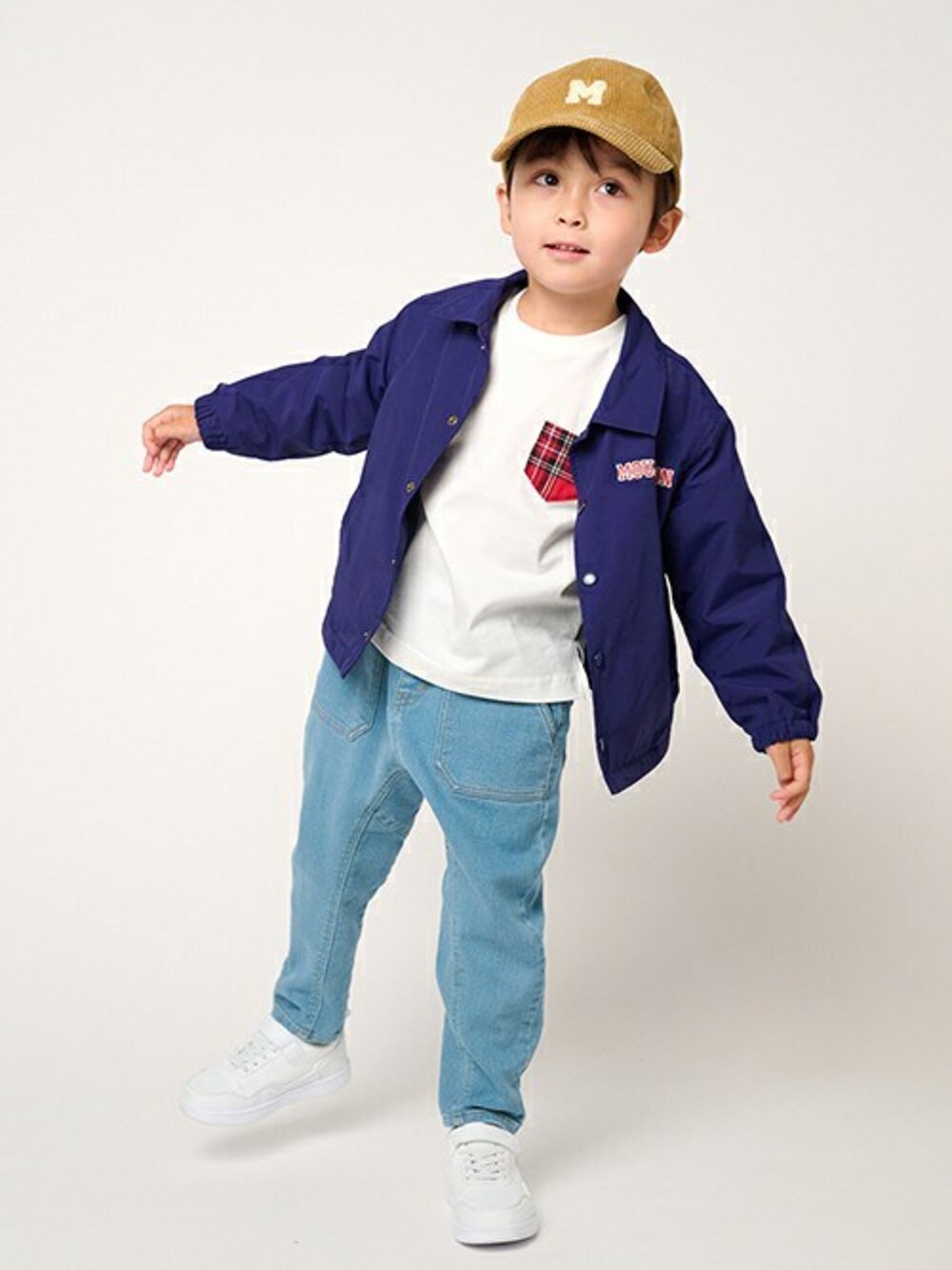 「テーパードパンツ、パーカー、ナイロンジャケット、男の子、パンツスタイル、パンツコーデ、スウィングトップ、男の子コーデ、パーカーコーデ、男の子ファッション」｜「Moujonjonのナイロンスウィングトップジャケット（ナイロンジャケット、ブルー系）」を使った、こどもの森e-shopさん（キッズ・110cm）の秋コーディネートの1枚目の写真
