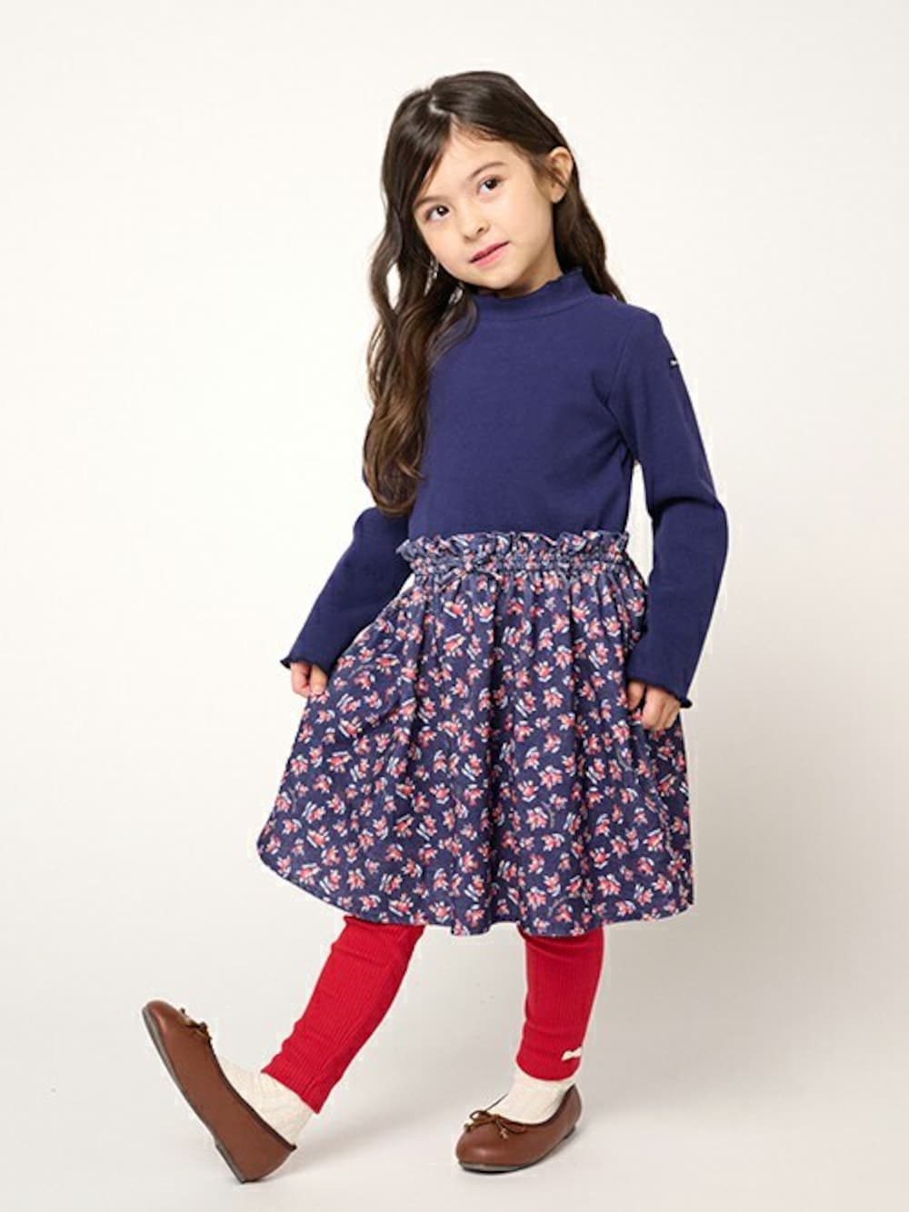 「ワンピース、ハイネック、秋服、ワンピーススタイル、レトロガール、秋コーデ、秋服コーデ、レトロコーデ、ハイネックワンピース、ワンピースコーデ」｜「Moujonjonのテレコハイネック花柄切替ワンピース（ワンピース、ブルー系）」を使った、こどもの森e-shopさん（キッズ・110cm）の秋コーディネートの1枚目の写真