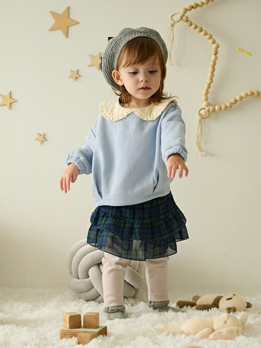 「スウェット、トレーナー、子供服、衿付き、襟付きトップス、ベビーコーデ、襟付き、トレーナー スエット、スウェットコーデ、トレーナーコーデ」｜「kids zooのシフォンリボン付きアクリルニット帽（ニットキャップ/ビーニー、グレー系）」を使った、こどもの森e-shopさん（キッズ・80cm）の秋コーディネートの1枚目の写真