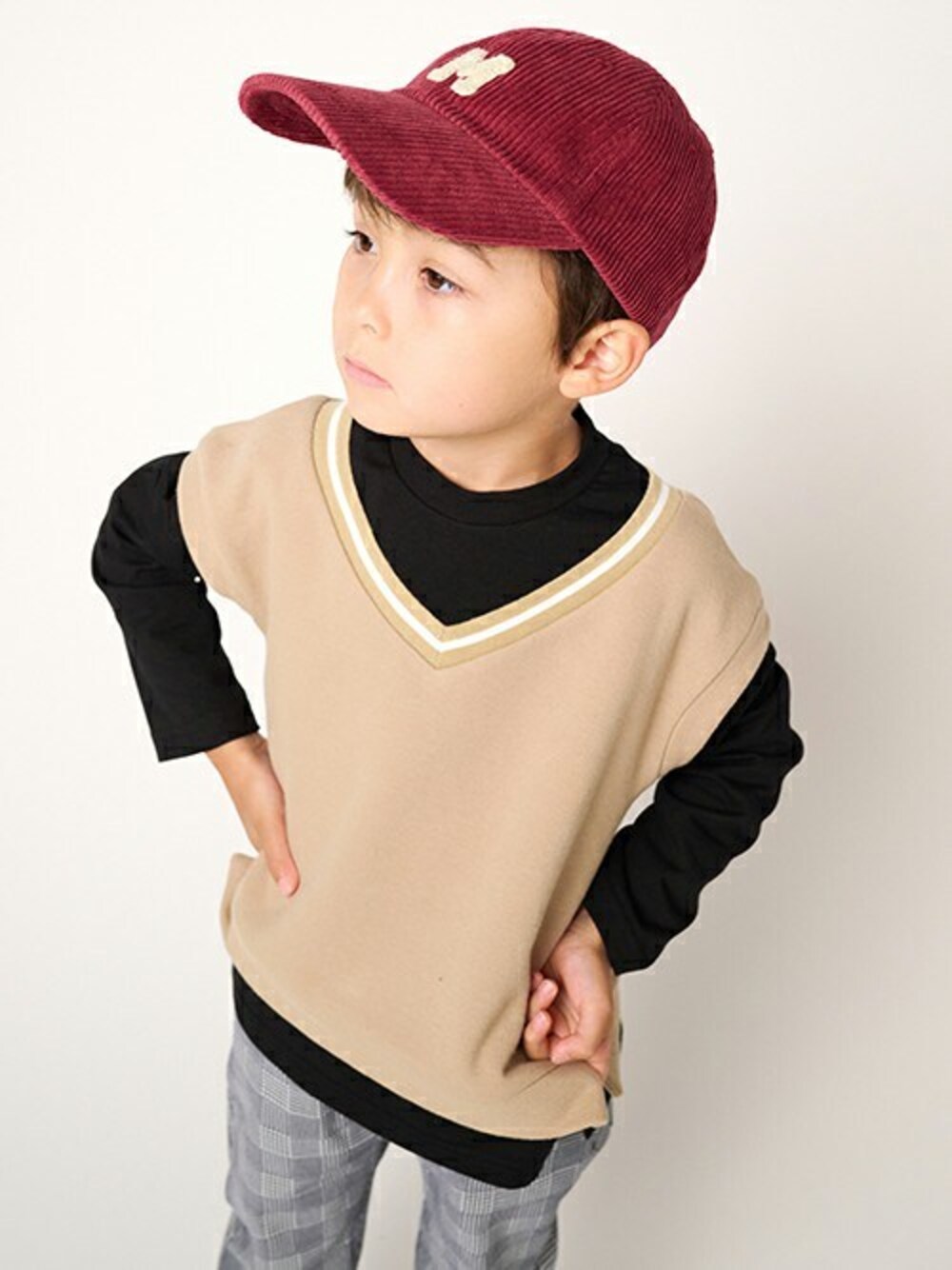 「Tシャツ、子供服、長袖Tシャツ、長袖、男の子コーデ、Tシャツコーデ、ベスト×Tシャツ、子供服コーデ、ベストコーデ、男の子ファッション」｜「Moujonjonの天竺ベストレイヤード風長袖Ｔシャツ（Tシャツ/カットソー、ベージュ系）」を使った、こどもの森e-shopさん（キッズ・110cm）の秋コーディネートの1枚目の写真