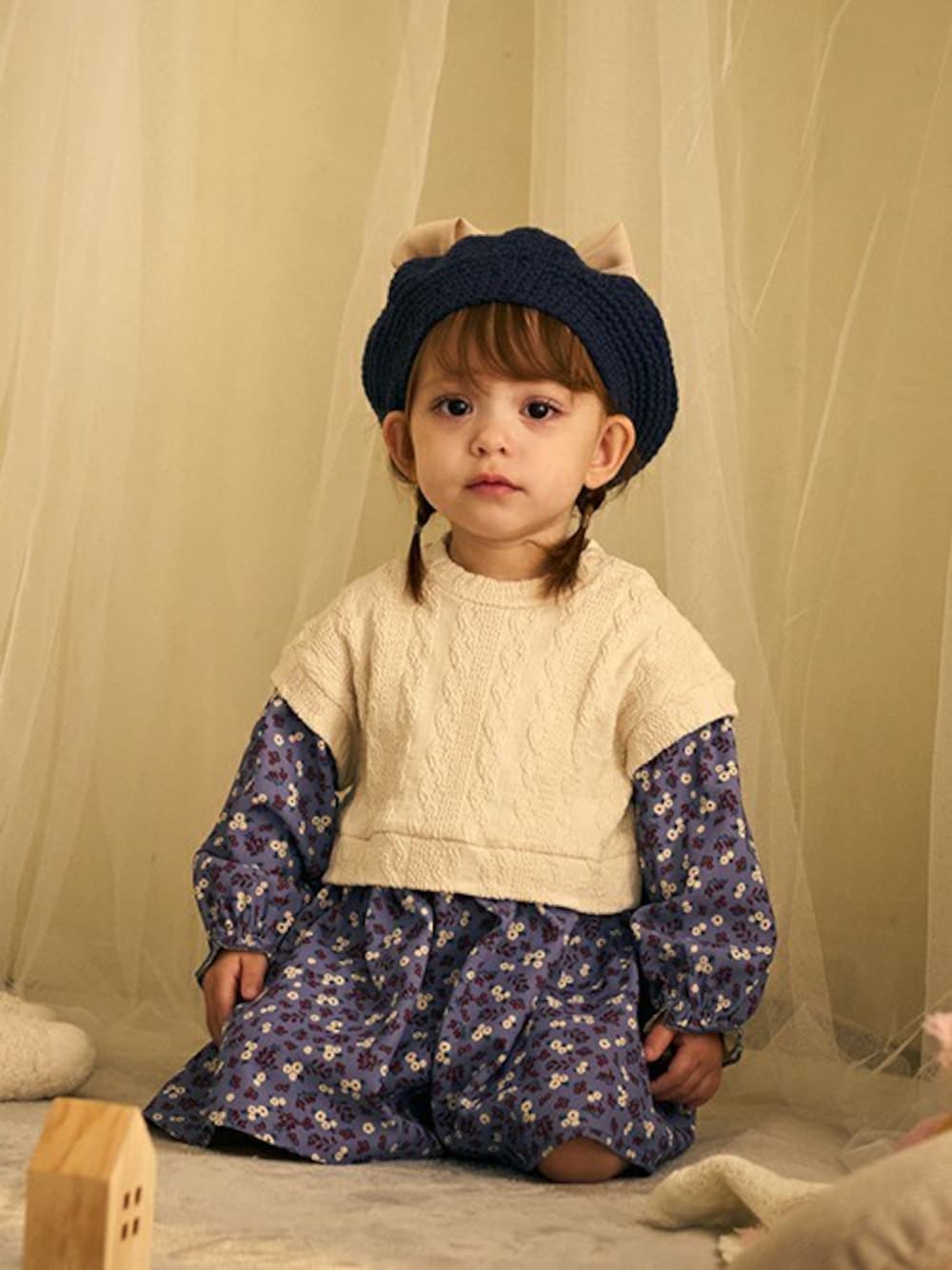 「ワンピース、花柄、子供服、花柄ワンピース、ワンピーススタイル、女の子コーデ、ワンピースコーデ、子供服コーデ、女の子ベビー、女の子ファッション」｜「kids zooのケーブルベスト付き小花柄長袖ワンピース（ワンピース、ベージュ系）」を使った、こどもの森e-shopさん（キッズ・80cm）の秋コーディネートの1枚目の写真