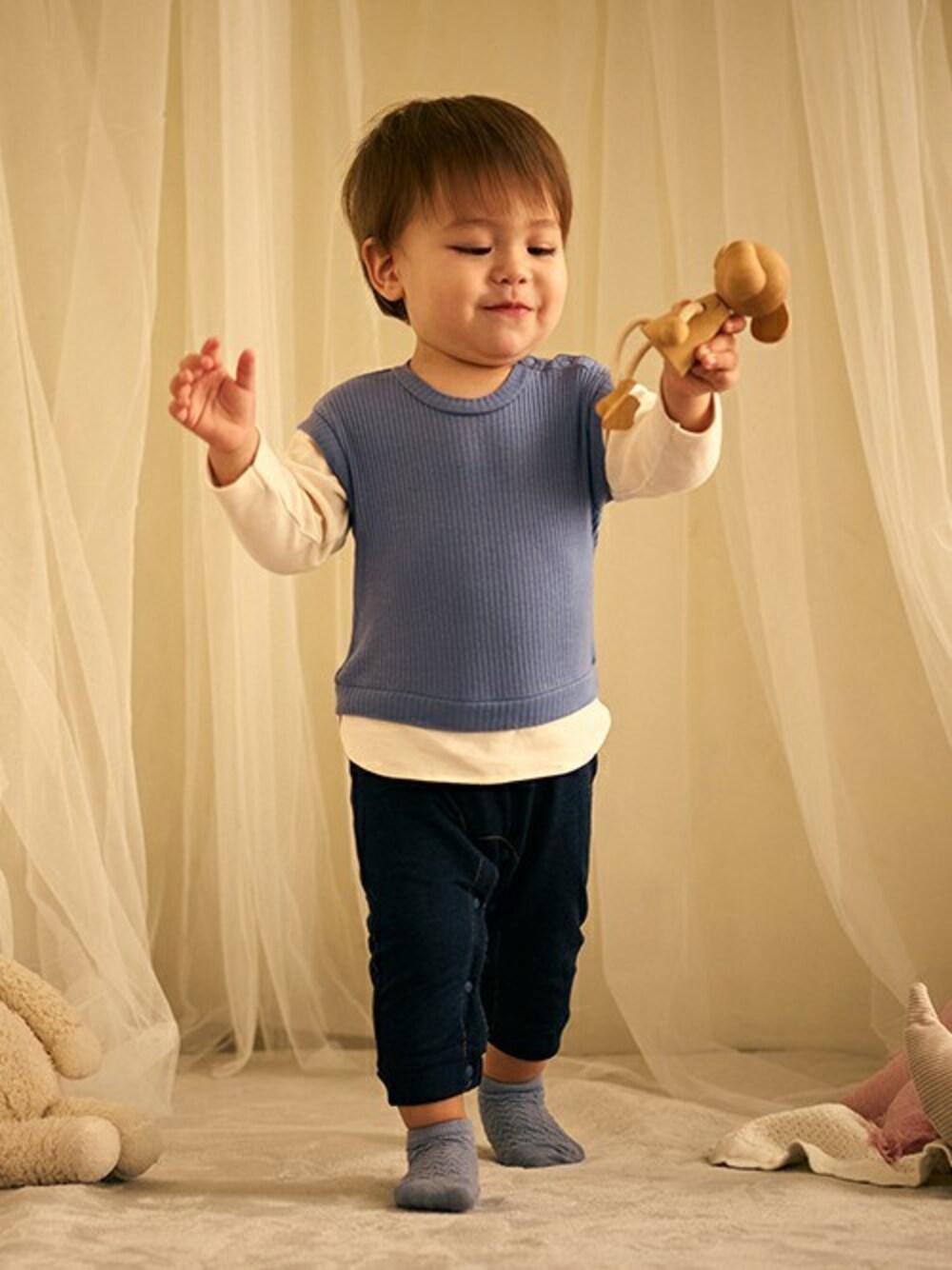 「ベスト、ロンパース、子供服、男の子、男の子コーデ、子供服コーデ、ベストコーデ、男の子ファッション、ロンパースコーデ、男の子ベビー」｜「kids zooのテレコベスト付き長袖Tオール・ロンパース（ロンパース、ブルー系）」を使った、こどもの森e-shopさん（キッズ・80cm）の秋コーディネートの1枚目の写真