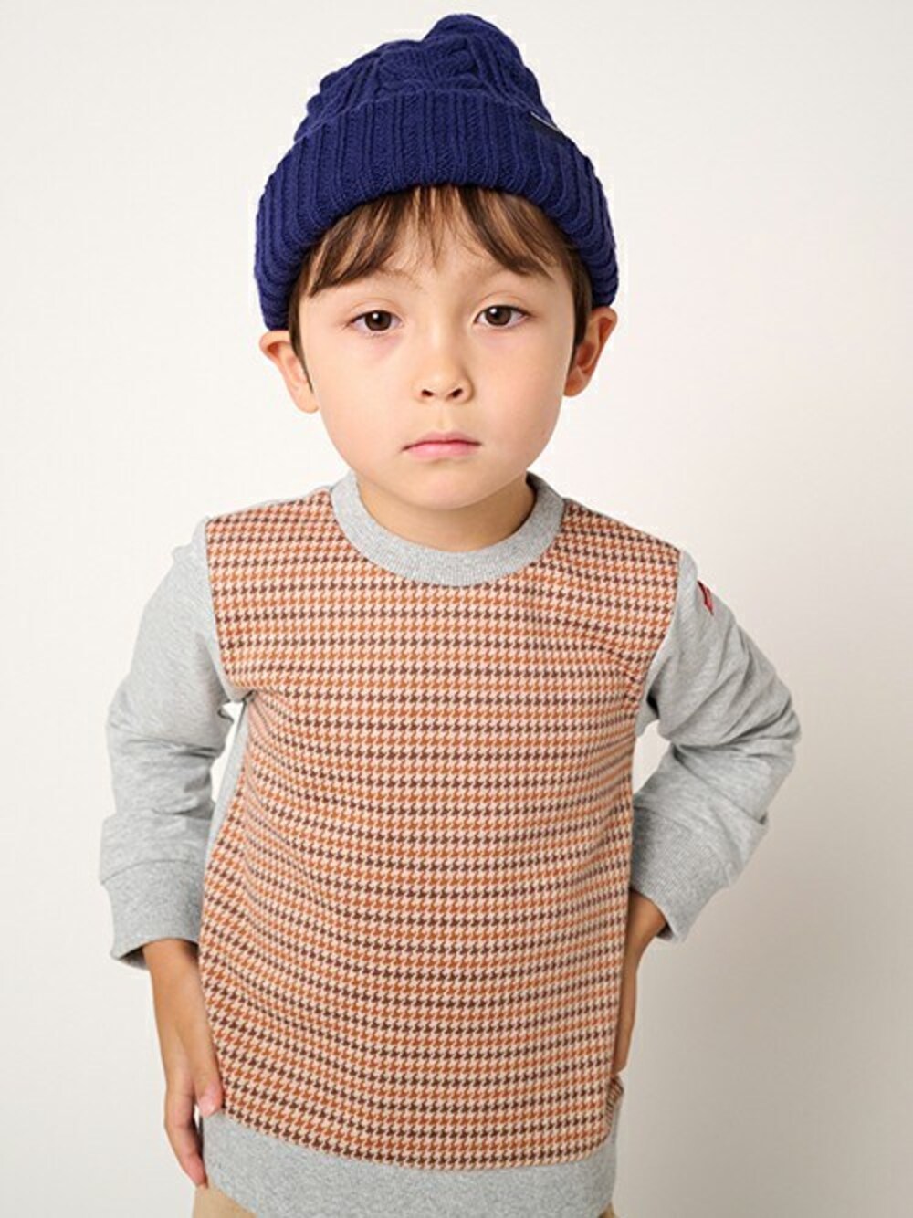 「チェック、スウェット、千鳥格子、トレーナー、子供服、スウェットトップス、トレーナー スエット、スウェットコーデ、子供服コーデ、トレーナーコーデ」｜「Moujonjonの先染チェックＪＱ前使いトレーナー（スウェット、グレー系）」を使った、こどもの森e-shopさん（キッズ・110cm）の秋コーディネートの1枚目の写真