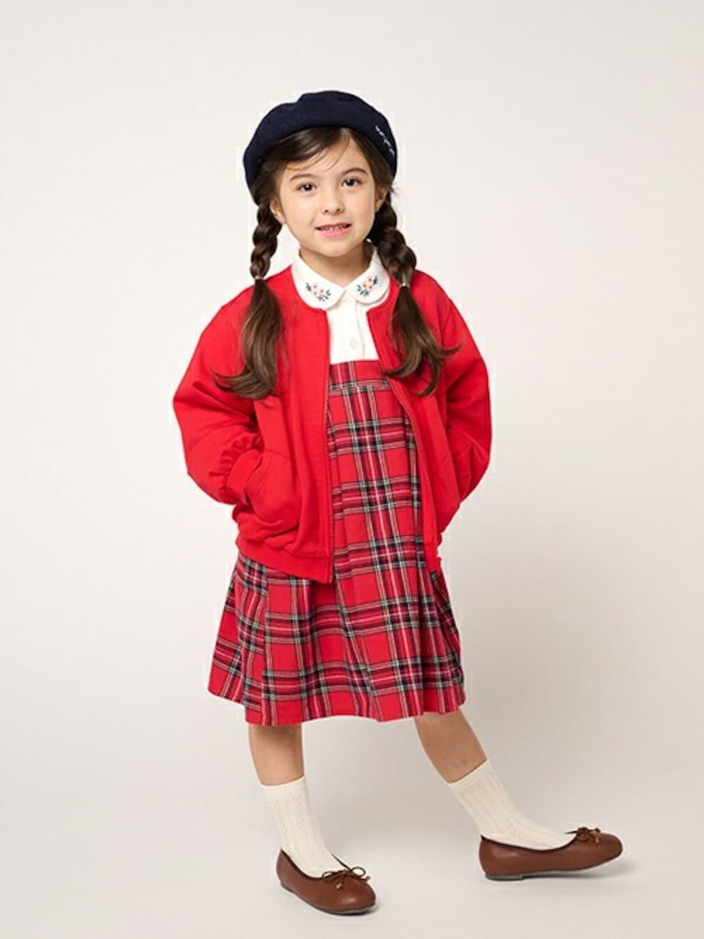 「カーディガン、ワンピース、チェック柄、ジャンスカ、子供服、女の子、女の子コーデ、カーディガンコーデ、子供服コーデ、ジャンスカコーデ」｜「Moujonjonのミニ裏毛カーディガンジャケット（カーディガン/ボレロ、レッド系）」を使った、こどもの森e-shopさん（キッズ・110cm）の秋コーディネートの1枚目の写真