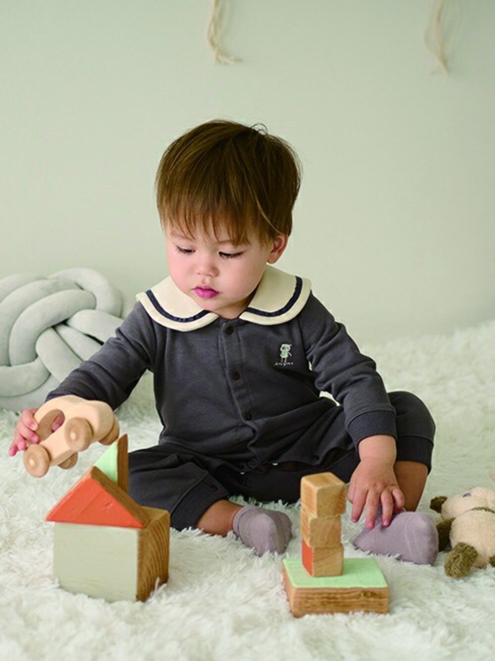 「ロンパース、子供服、男の子、赤ちゃんコーデ、男の子コーデ、襟付きロンパース、子供服コーデ、男の子ファッション、ロンパースコーデ、男の子ベビー」｜「kids zooの柔らか裏毛衿付きオール・ロンパース（ロンパース、ブラック系）」を使った、こどもの森e-shopさん（キッズ・80cm）の秋コーディネートの1枚目の写真