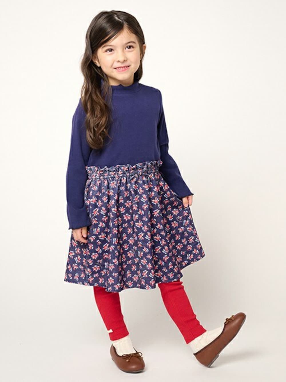 「ワンピース、レギンス、キッズコーデ、秋服、ワンピーススタイル、女の子コーデ、レギンスコーデ、秋コーデ、ワンピースコーデ、女の子ファッション」｜「Moujonjonのテレコハイネック花柄切替ワンピース（ワンピース、ブルー系）」を使った、こどもの森e-shopさん（キッズ・110cm）の秋コーディネートの1枚目の写真