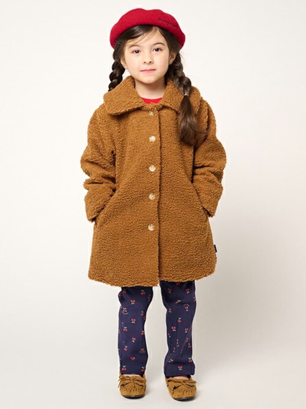 「コート、アウター、ボア、ボアジャケット、コートスタイル、女の子、女の子コーデ、ボアコート、プードルコート、女の子ファッション」｜「Moujonjonのシープボア衿付コート・ジャケット（その他アウター、ブラウン系）」を使った、こどもの森e-shopさん（キッズ・110cm）の秋コーディネートの1枚目の写真