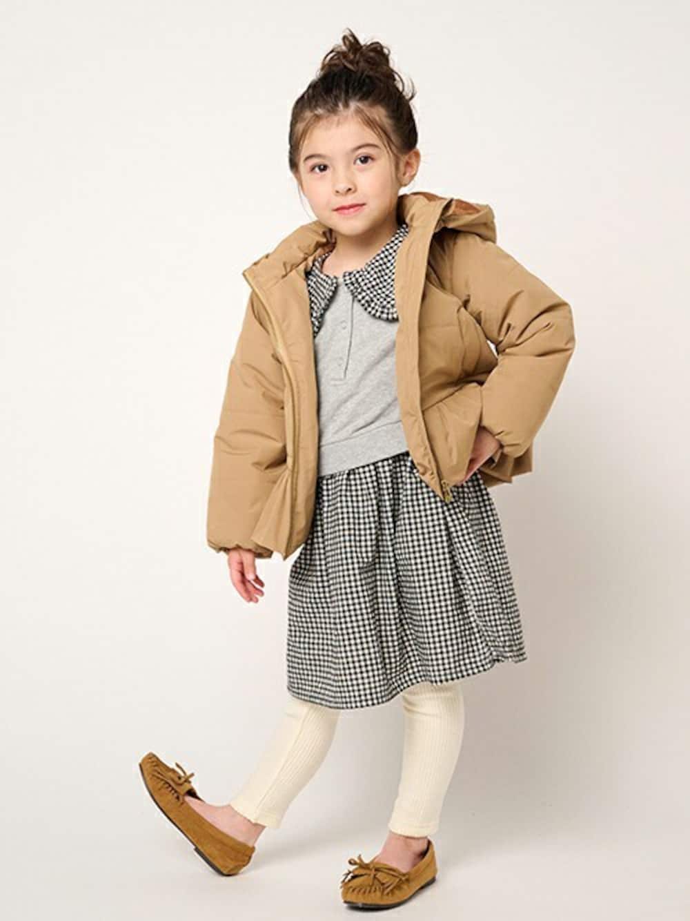 「アウター、ワンピース、ギンガムチェック、チェックワンピース、ワンピーススタイル、女の子コーデ、ワンピースコーデ、ビックカラー、アウターコーデ、女の子ファッション」｜「Moujonjonの裾フリル無地中綿ジャケット（その他アウター、ベージュ系）」を使った、こどもの森e-shopさん（キッズ・110cm）の秋コーディネートの1枚目の写真