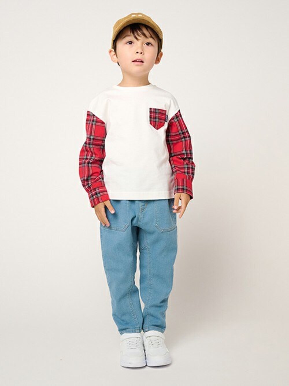 「チェック、デニム、チェックシャツ、Tシャツ、チェック柄、デニムパンツ、デニムコーデ、Tシャツ×デニム、Tシャツコーデ」｜「Moujonjonの天竺袖チェック使い長袖Ｔシャツ（Tシャツ/カットソー、ホワイト系）」を使った、こどもの森e-shopさん（キッズ・110cm）の秋コーディネートの1枚目の写真