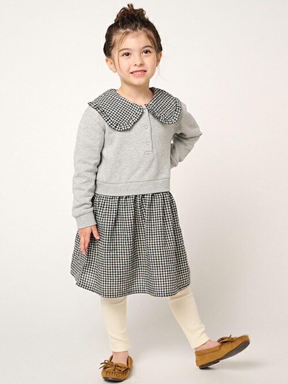 「ワンピース、キッズコーデ、冬服、女の子、ワンピーススタイル、女の子コーデ、キッズファッション、ワンピースコーデ、ワンピース×レギンス、冬服コーデ」｜「Moujonjonのビッグカラーチェック切替裏毛ワンピース（ワンピース、グレー系）」を使った、こどもの森e-shopさん（キッズ・110cm）の冬コーディネートの1枚目の写真