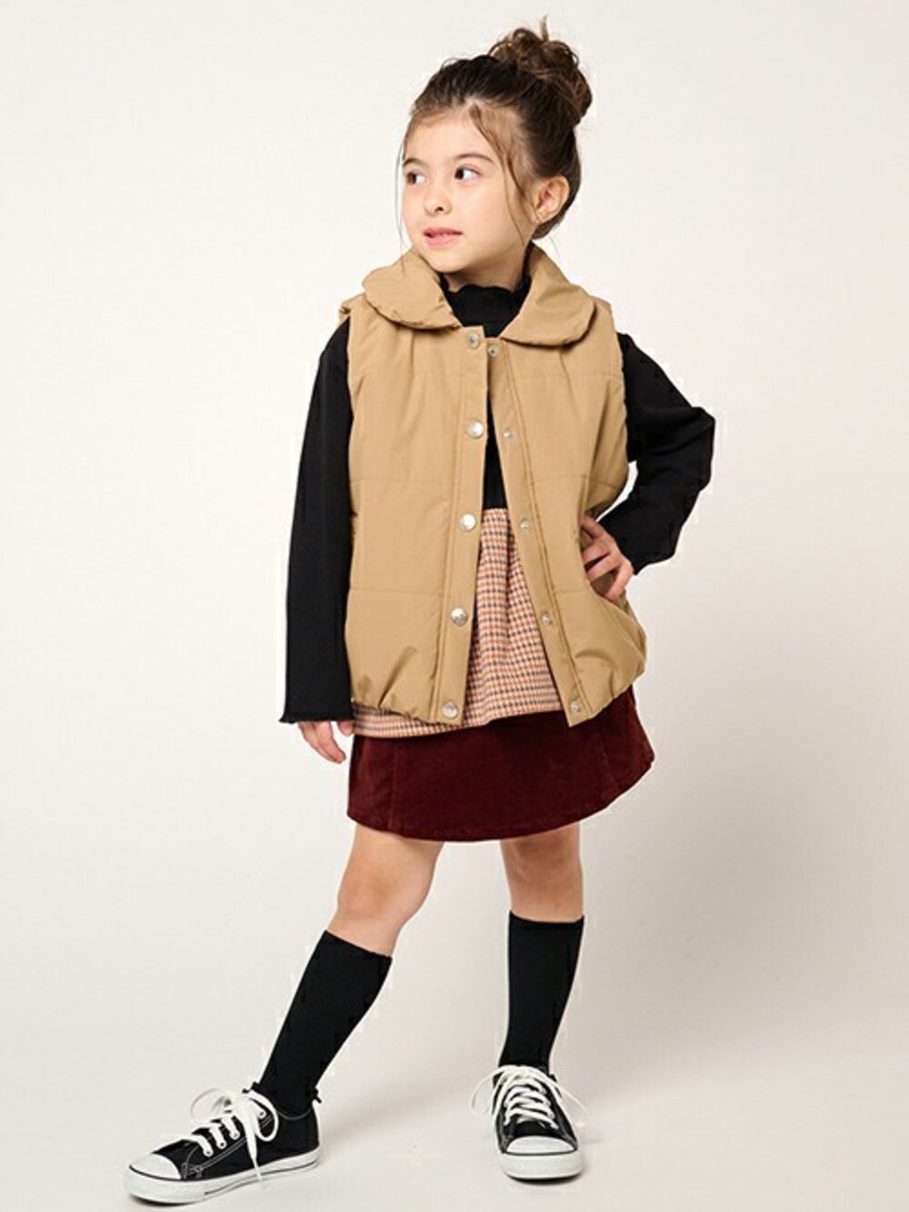 「アウター、トレーナー、ベスト、キッズコーデ、女の子、女の子コーデ、キッズファッション、ベストコーデ、アウターコーデ」｜「Moujonjonのポリエステルタフタ中綿入り衿付ベスト（ダウンベスト、ベージュ系）」を使った、こどもの森e-shopさん（キッズ・110cm）の冬コーディネートの1枚目の写真
