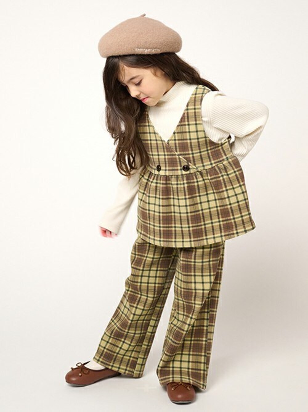 「チェック、セットアップ、ベージュ、チェック柄、子供服、ベージュコーデ、セットアップスタイル、セットアップ風、セットアップ　着回し、セットアップコーデ」｜「Moujonjonのチェックレイヤード風チュニックトレーナー（スウェット、ホワイト系）」を使った、こどもの森e-shopさん（キッズ・110cm）の冬コーディネートの1枚目の写真