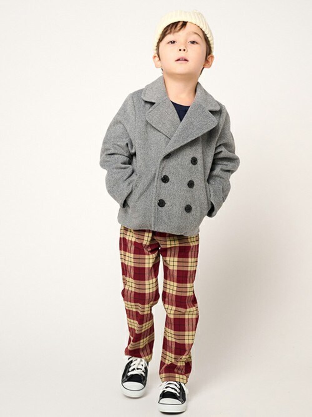 「チェック、コート、アウター、ピーコート、チェックパンツ、男の子、コートスタイル、男の子コーデ、コートコーデ、アウターコーデ」｜「Moujonjonの無地ピーコート（ピーコート、グレー系）」を使った、こどもの森e-shopさん（キッズ・110cm）の冬コーディネートの1枚目の写真