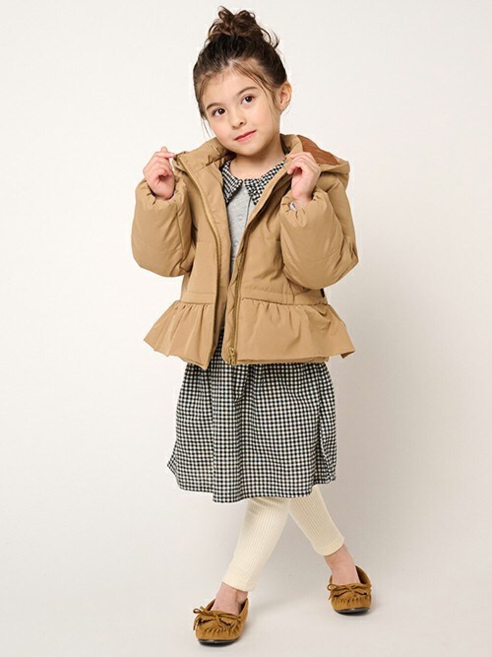 「ジャケット、アウター、ワンピース、ギンガムチェック、ジャケットスタイル、ワンピーススタイル、ギンガムチェックワンピース、ジャケットコーデ、アウターコーデ」｜「Moujonjonの裾フリル無地中綿ジャケット（その他アウター、ベージュ系）」を使った、こどもの森e-shopさん（キッズ・110cm）の冬コーディネートの1枚目の写真