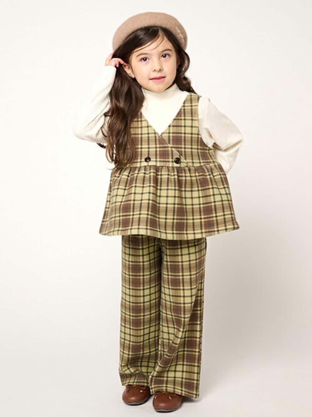 「セットアップ、ベージュ、子供服、ベージュコーデ、セットアップスタイル、セットアップ風、子供コーデ、セットアイテム、子供服コーデ、セットアップコーデ」｜「Moujonjonのチェックレイヤード風チュニックトレーナー（スウェット、ベージュ系）」を使った、こどもの森e-shopさん（キッズ・110cm）の冬コーディネートの1枚目の写真