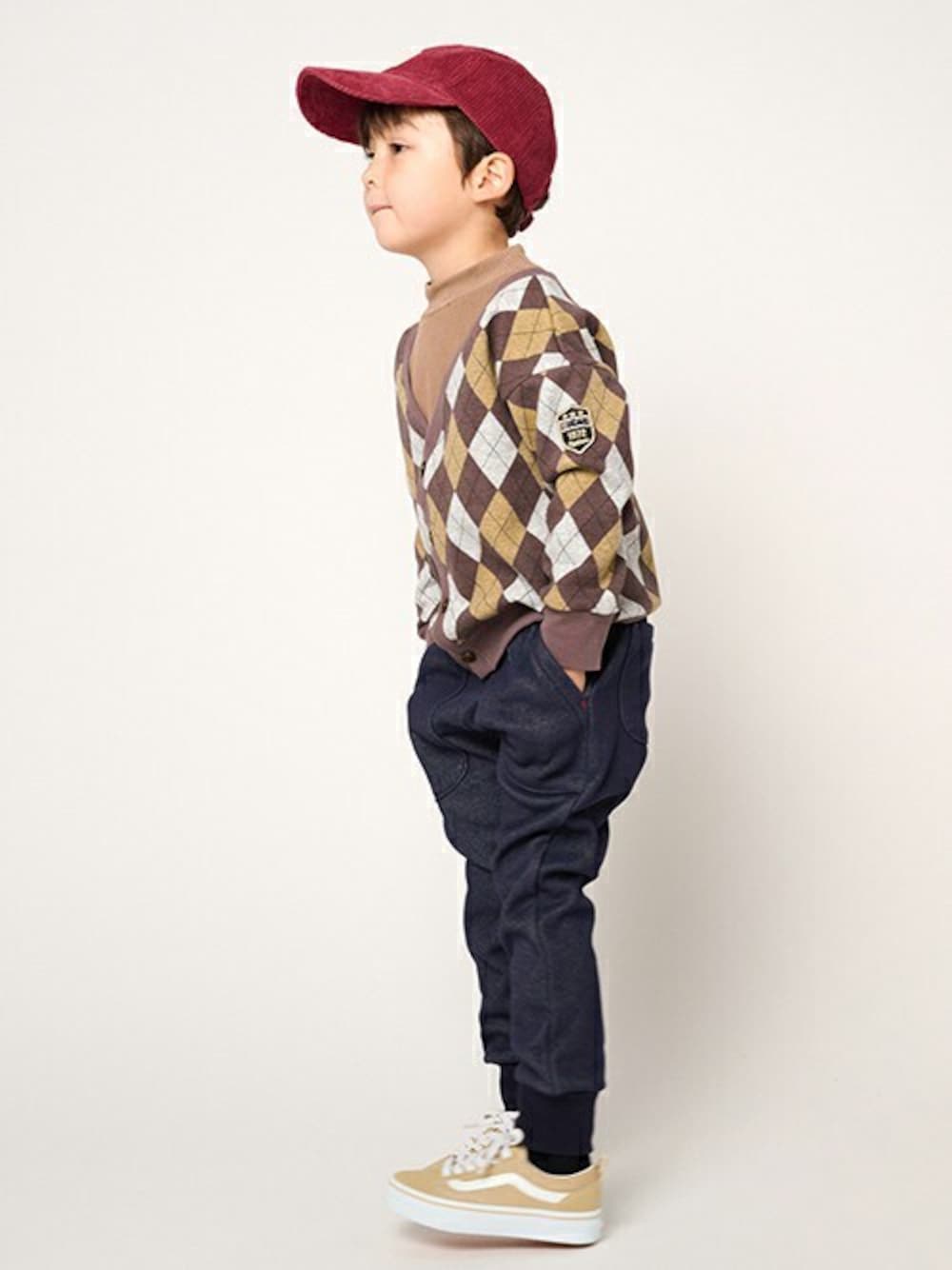 「カーディガン、Tシャツ、ハイネック、裏起毛、子供服、ハイネックトップス、Tシャツコーデ、カーディガン男子、カーディガンコーデ、ハイネックTシャツ」｜「Moujonjonのカーデレイヤード風爆温裏起毛トレーナー（スウェット、ブラウン系）」を使った、こどもの森e-shopさん（キッズ・110cm）の冬コーディネートの1枚目の写真