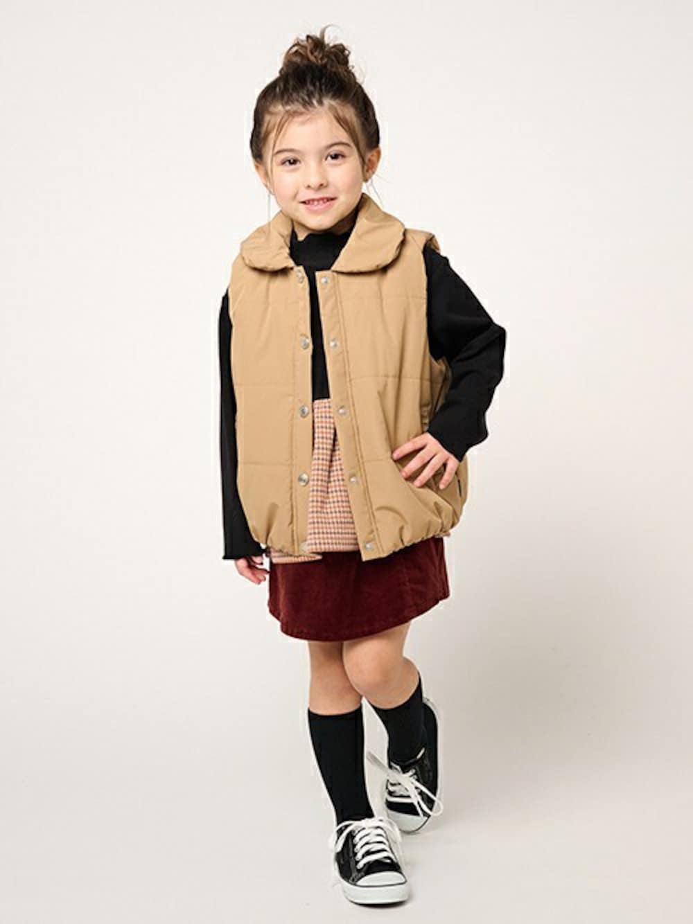 「ダウンジャケット、ダウンベスト、ダウン、ハイネック、ベスト、コーデュロイパンツ、子供服、子供コーデ、ハイネックトップス、ベストコーデ」｜「Moujonjonのポリエステルタフタ中綿入り衿付ベスト（ダウンベスト、ベージュ系）」を使った、こどもの森e-shopさん（キッズ・110cm）の冬コーディネートの1枚目の写真
