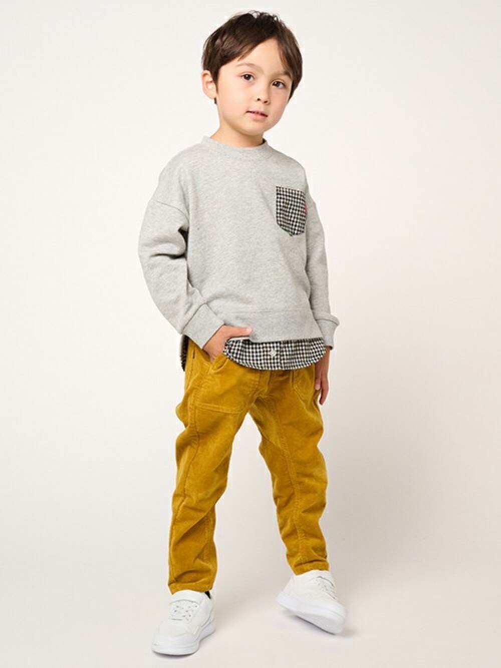 「スウェット、トレーナー、冬コーデ、コーデュロイパンツ、子供服、冬、子供コーデ、トレーナー スエット、子供、スウェットコーデ」｜「Moujonjonの裏毛裾チェック切替トレーナー（スウェット、グレー系）」を使った、こどもの森e-shopさん（キッズ・110cm）の冬コーディネートの1枚目の写真