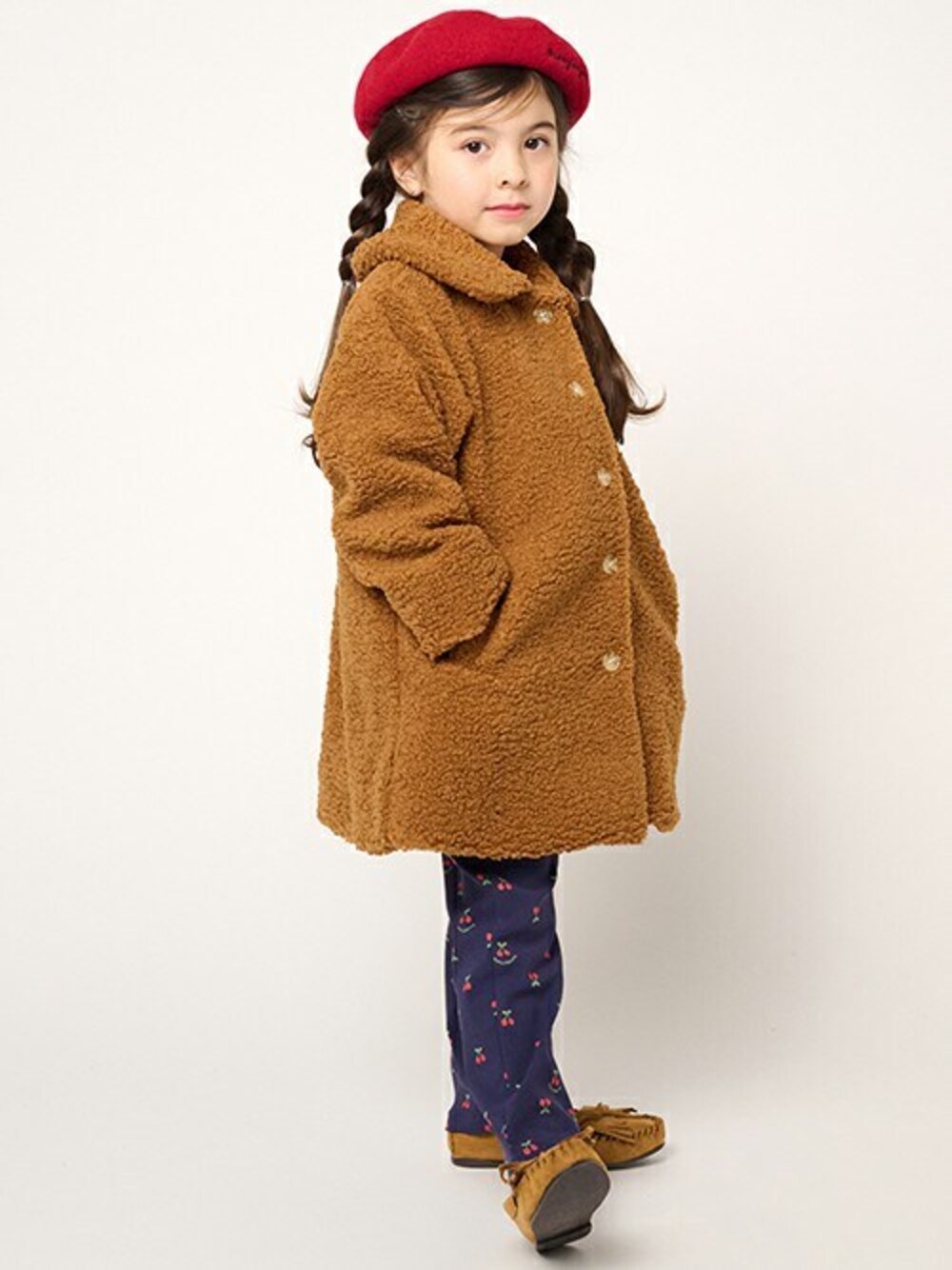 「コート、ボア、もこもこ、子供服、ボアジャケット、コートスタイル、子供コーデ、ボアコート、コートコーデ、モコモコアウター」｜「Moujonjonのシープボア衿付コート・ジャケット（その他アウター、ブラウン系）」を使った、こどもの森e-shopさん（キッズ・110cm）の冬コーディネートの1枚目の写真