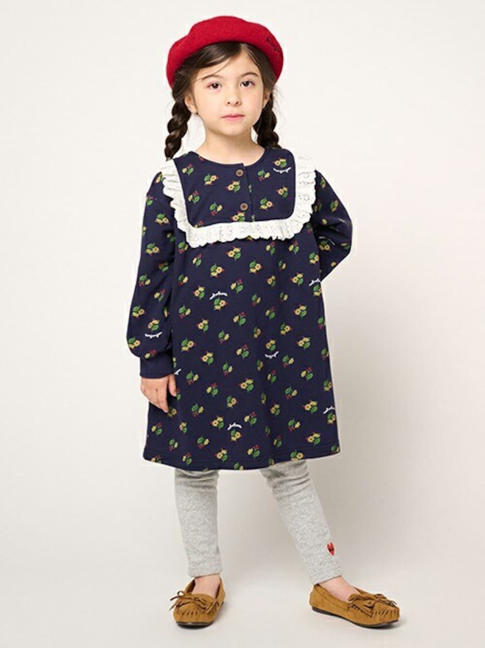 「ワンピース、花柄、レギンス、子供服、花柄ワンピース、レギンスパンツ、ワンピーススタイル、子供コーデ、レギンスコーデ、ワンピースコーデ」｜「Moujonjonのお花柄裏毛ワンピース（ワンピース、ブルー系）」を使った、こどもの森e-shopさん（キッズ・110cm）の冬コーディネートの1枚目の写真