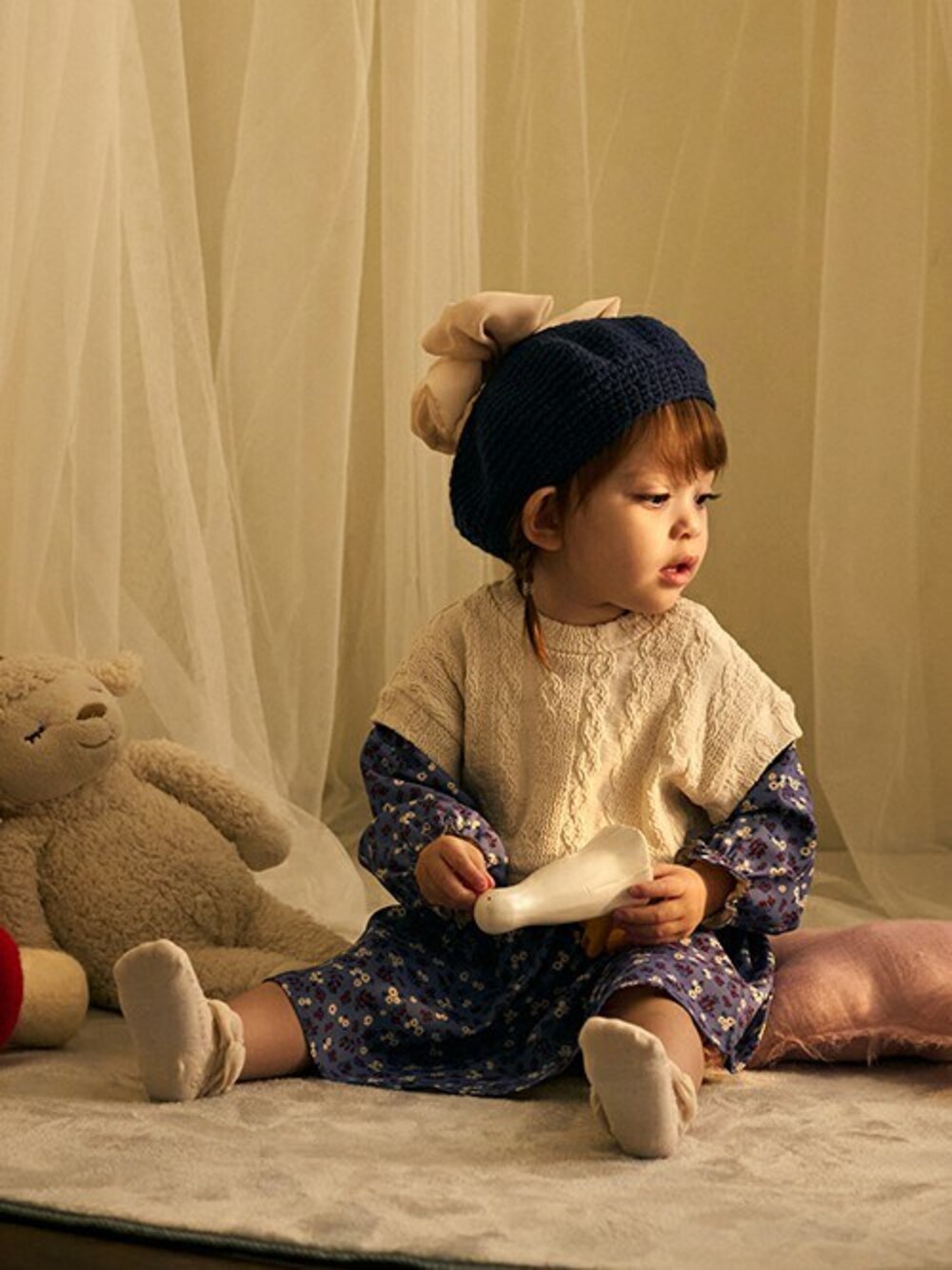 「ニット、ワンピース、ニット帽、帽子、子供服、ワンピーススタイル、赤ちゃんコーデ、帽子コーデ、ワンピースコーデ、子供服コーデ」｜「kids zooのケーブルベスト付き小花柄長袖ワンピース（ワンピース、ベージュ系）」を使った、こどもの森e-shopさん（キッズ・80cm）の冬コーディネートの1枚目の写真