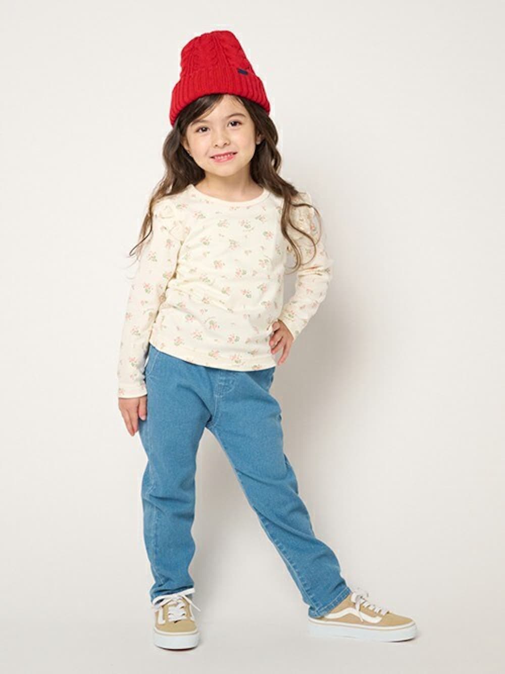 「テーパードパンツ、デニム、花柄、Tシャツ、デニムパンツ、子供服、デニムコーデ、花柄トップス、Tシャツコーデ、子供服コーデ」｜「Moujonjonの肩フリル小花柄スムース長袖Ｔシャツ（Tシャツ/カットソー、ホワイト系）」を使った、こどもの森e-shopさん（キッズ・110cm）の冬コーディネートの1枚目の写真