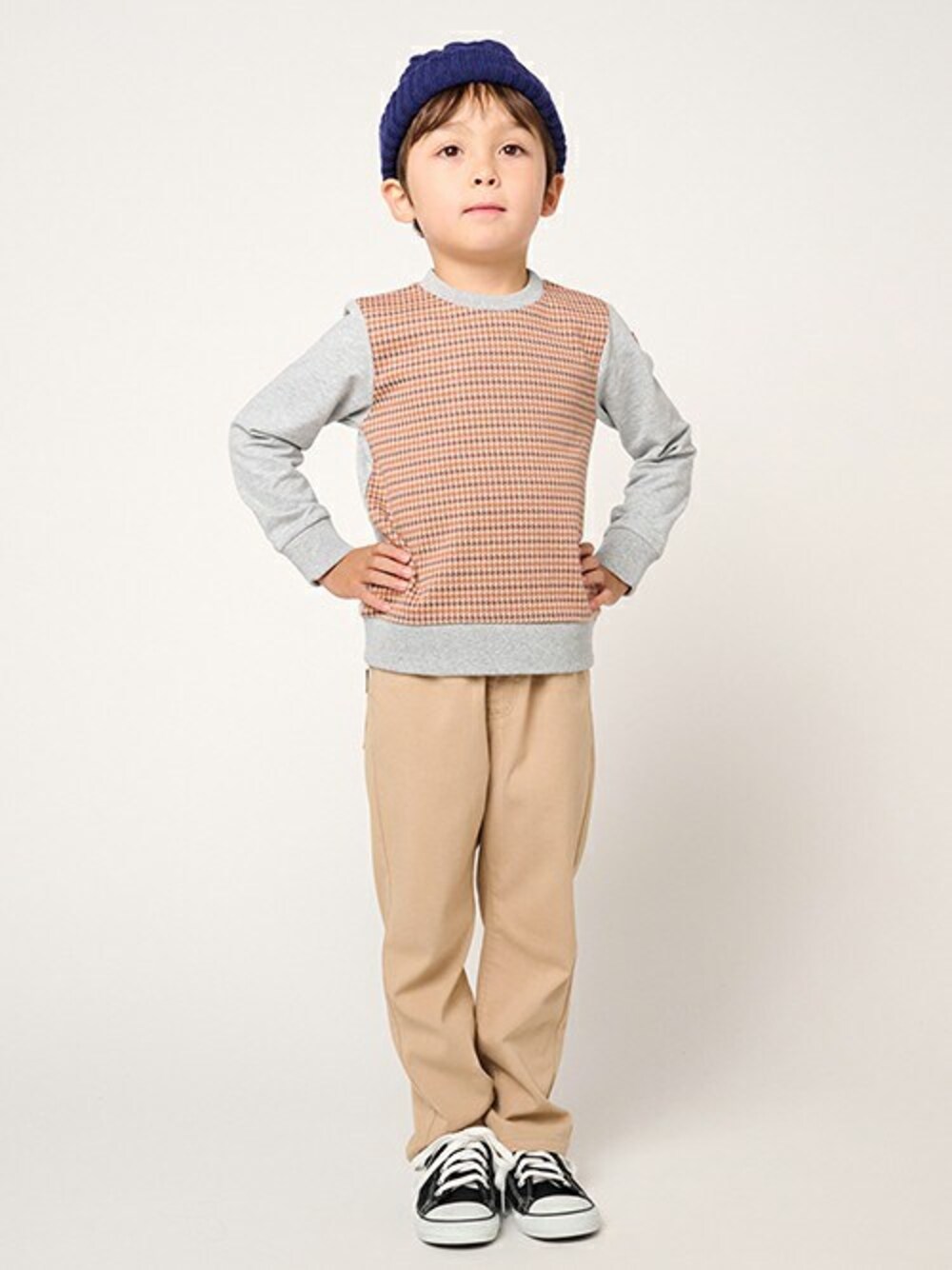 「スウェット、トレーナー、パンツスタイル、ベージュパンツ、ベージュコーデ、スウェットトップス、トレーナー スエット、beige、スウェットコーデ、トレーナーコーデ」｜「Moujonjonの先染チェックＪＱ前使いトレーナー（スウェット、グレー系）」を使った、こどもの森e-shopさん（キッズ・110cm）の冬コーディネートの1枚目の写真
