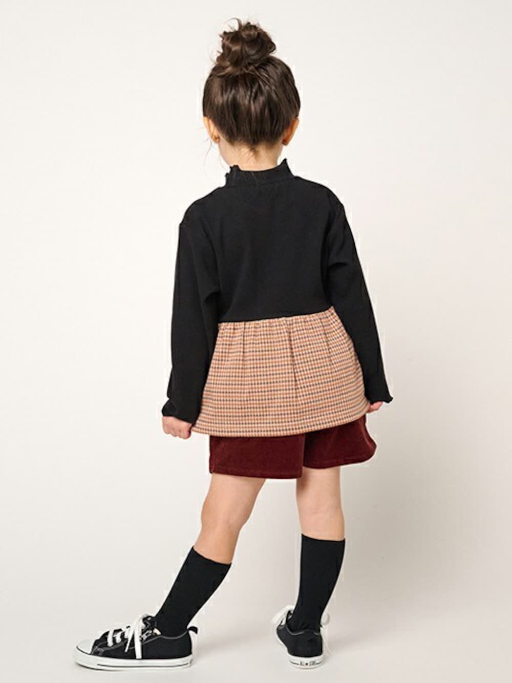 「Tシャツ、ハイネック、子供服、ハイネックニット、長袖Tシャツ、長袖、ハイネックトップス、Tシャツコーデ、ハイネックTシャツ、子供服コーデ」｜「Moujonjonのテレコハイネックチェック切替Ｔシャツ（Tシャツ/カットソー、ブラック系）」を使った、こどもの森e-shopさん（キッズ・110cm）の冬コーディネートの1枚目の写真