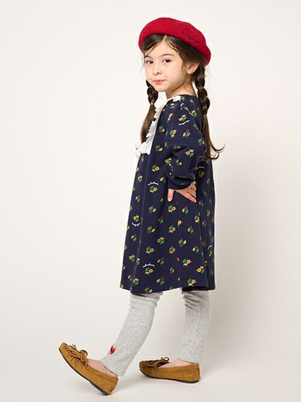 「ワンピース、花柄、子供服、キッズコーデ、花柄ワンピース、ワンピーススタイル、キッズファッション、ワンピースコーデ、子供服コーデ、花柄ワンピースコーデ」｜「Moujonjonのお花柄裏毛ワンピース（ワンピース、ブルー系）」を使った、こどもの森e-shopさん（キッズ・110cm）の冬コーディネートの1枚目の写真