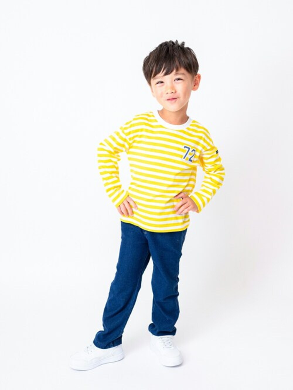 「デニム、ボーダー、Tシャツ、デニムパンツ、ボーダートップス、長袖Tシャツ、長袖、デニムコーデ、ボーダーTシャツ、Tシャツコーデ」｜「Moujonjonのボーダー長袖Tシャツ（Tシャツ/カットソー、イエロー系）」を使った、こどもの森e-shopさん（キッズ・110cm）の冬コーディネートの1枚目の写真