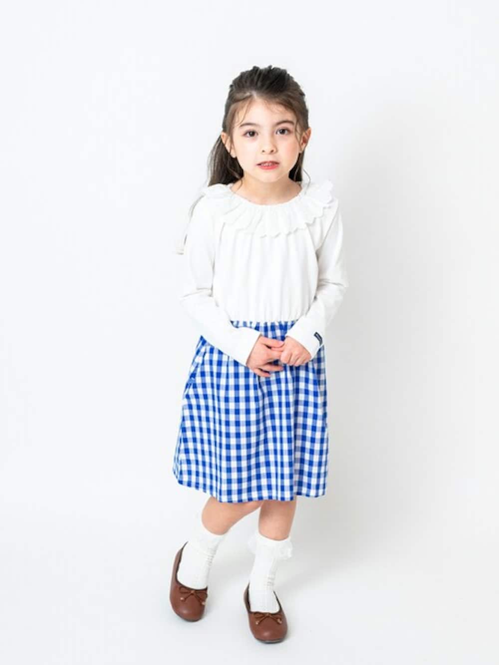 「ワンピース、ワンピ、子供服、チェックスカート、春ワンピ、ワンピーススタイル、襟付きワンピース、襟付き、青チェック、ワンピースコーデ」｜「Moujonjonのレース衿切替ワンピース（ワンピース、ホワイト系）」を使った、こどもの森e-shopさん（キッズ・110cm）の冬コーディネートの1枚目の写真