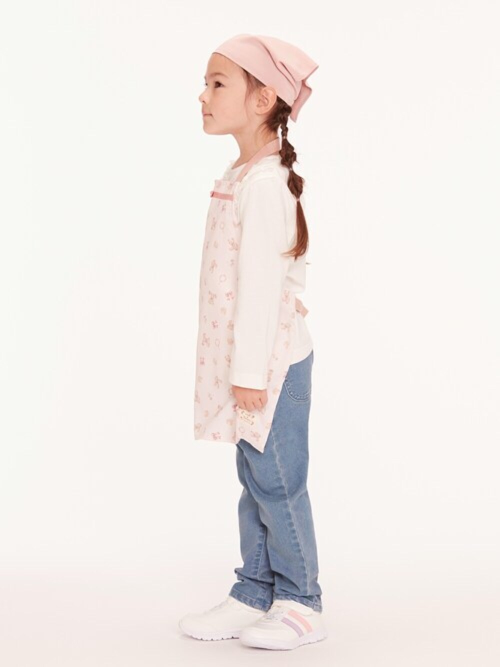 「エプロン、帽子、子供服、おうちスタイル、学校行事、クッキングスタイル、エプロンコーデ、三角巾、料理教室コーデ、おうち時間」｜「Kids Foretの花・くま柄エプロン（エプロン、ピンク系）」を使った、こどもの森e-shopさん（キッズ・110cm）の冬コーディネートの1枚目の写真