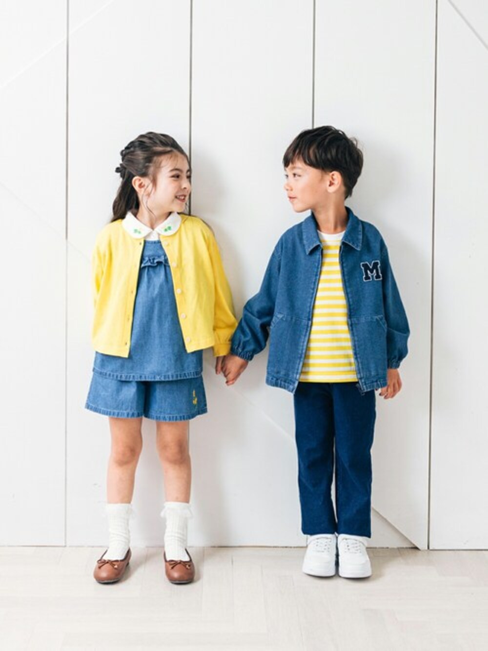 「カーディガン、イエロー、デニムジャケット、黄色、子供服、春、春コーデ、イエローコーデ、子供コーデ、子供服コーデ」｜「Moujonjonの２４ＭＪデニムＢＺ（デニムジャケット、ブルー系）」を使った、こどもの森e-shopさん（キッズ・110cm）の冬コーディネートの1枚目の写真
