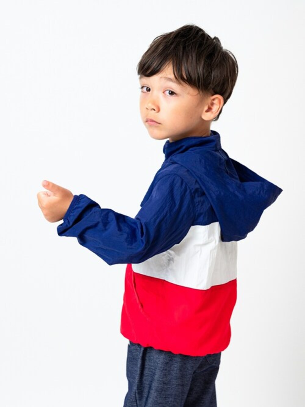 「ジャケット、パーカー、ウィンドブレーカー、ジャケットスタイル、羽織り、羽織りもの、パーカーコーデ、パーカースタイル、羽織りスタイル、ジャケットコーデ」｜「Moujonjonの撥水加工3段切替ジャケット（ナイロンジャケット、ブルー系）」を使った、こどもの森e-shopさん（キッズ・110cm）の冬コーディネートの1枚目の写真